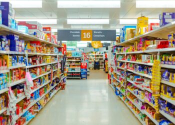 Prateleiras de supermercado com produtos, imagem ilustrativa para matéria sobre inflação e deflação no Brasil