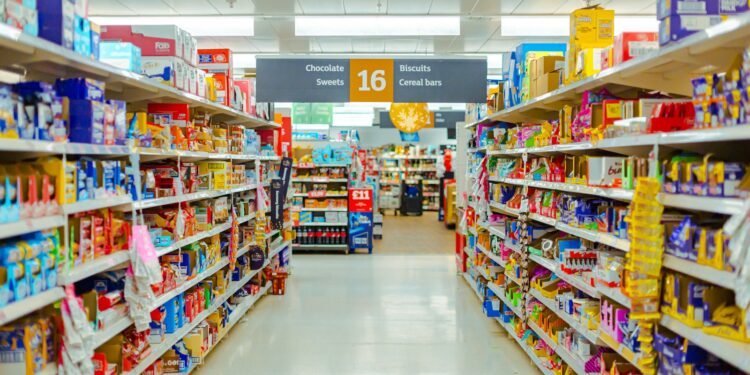 Prateleiras de supermercado com produtos, imagem ilustrativa para matéria sobre inflação e deflação no Brasil
