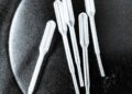Pipetas em laboratório médico, imagem ilustrativa de desenvolvimento e pesquisa de medicamentos