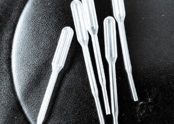 Pipetas em laboratório médico, imagem ilustrativa de desenvolvimento e pesquisa de medicamentos