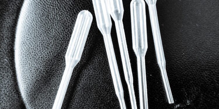 Pipetas em laboratório médico, imagem ilustrativa de desenvolvimento e pesquisa de medicamentos