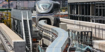 Trem da Linha 17-Ouro do Metrô de São Paulo circulando na via elevada