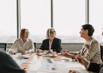 Grupo de idosos reunido em ambiente profissional para discussão e troca de experiências