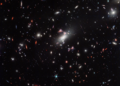 Campo de galáxias do aglomerado MACS J0417, que produz efeito de lente gravitacional