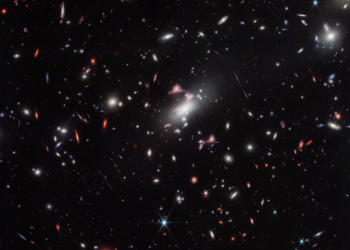 Campo de galáxias do aglomerado MACS J0417, que produz efeito de lente gravitacional