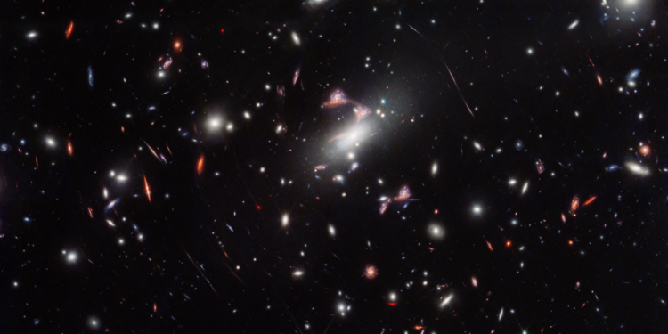 Campo de galáxias do aglomerado MACS J0417, que produz efeito de lente gravitacional