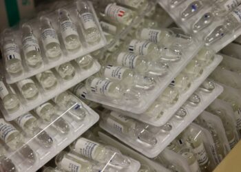 Comprimidos e medicamentos em prateleira, imagem ilustrativa para matéria sobre apreensão de lotes falsificados