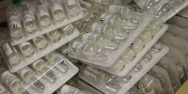 Comprimidos e medicamentos em prateleira, imagem ilustrativa para matéria sobre apreensão de lotes falsificados