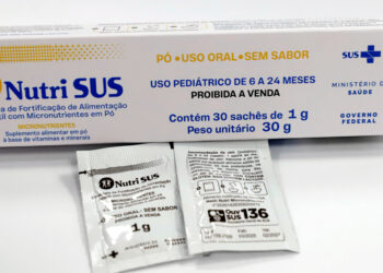 Caixa e sachês do suplemento de micronutrientes NutriSUS