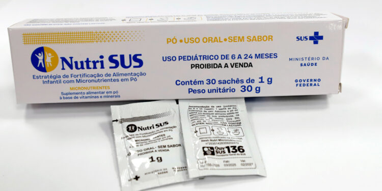 Caixa e sachês do suplemento de micronutrientes NutriSUS