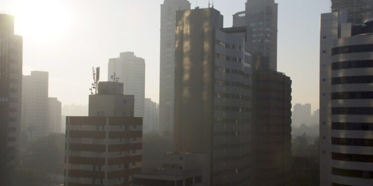 Vista do céu e prédios de São Paulo em dia ensolarado, usada como imagem ilustrativa da onda de calor