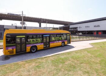 Ônibus elétricos apresentados no Terminal Gentileza, no Rio de Janeiro