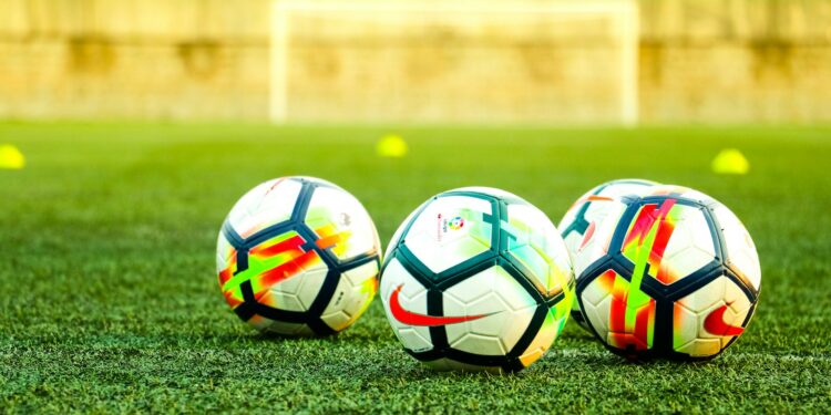 Jogadores disputam uma partida de futebol, imagem ilustrativa para matéria sobre Palmeiras e LDU