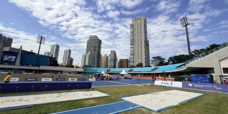 Pista de atletismo do Estádio Ícaro de Castro Mello preparada para competição paralímpica
