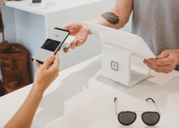 Pessoa usa smartphone em operação de pagamento, imagem ilustrativa para matéria sobre regras de comprovantes do Pix