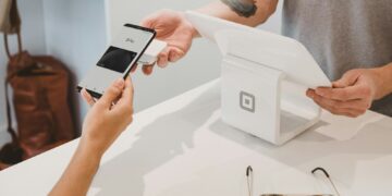 Pessoa usa smartphone em operação de pagamento, imagem ilustrativa para matéria sobre regras de comprovantes do Pix