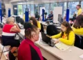 Equipe do Poupatempo atende cidadãos em unidade móvel com computadores e guichês