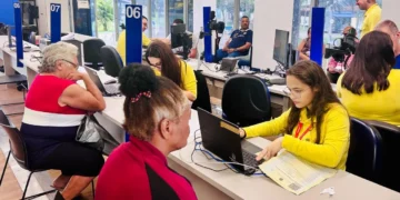 Equipe do Poupatempo atende cidadãos em unidade móvel com computadores e guichês