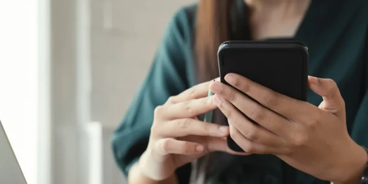 Pessoa usando celular e notebook, imagem de divulgação associada aos cursos do Qualifica SP