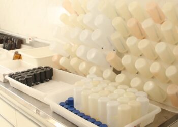 Recipientes de laboratório usados na análise de amostras de água