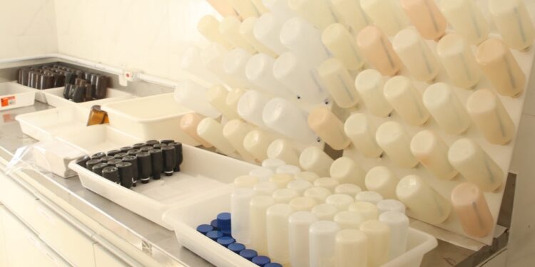 Recipientes de laboratório usados na análise de amostras de água