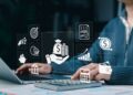 Executiva usa notebook com elementos gráficos de finanças em imagem institucional da Susep