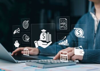 Executiva usa notebook com elementos gráficos de finanças em imagem institucional da Susep
