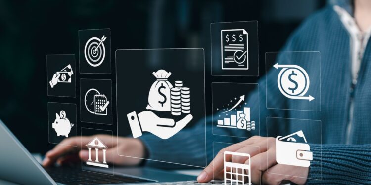 Executiva usa notebook com elementos gráficos de finanças em imagem institucional da Susep