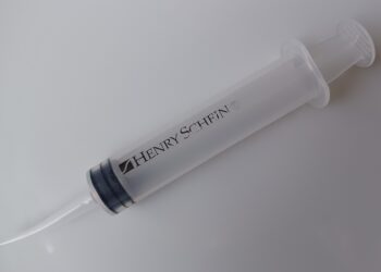 Seringa médica em imagem ilustrativa sobre riscos de preparo caseiro de medicamento injetável