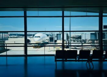 Avião estacionado em terminal de aeroporto, imagem ilustrativa para matéria sobre chegada de turistas internacionais por via aérea
