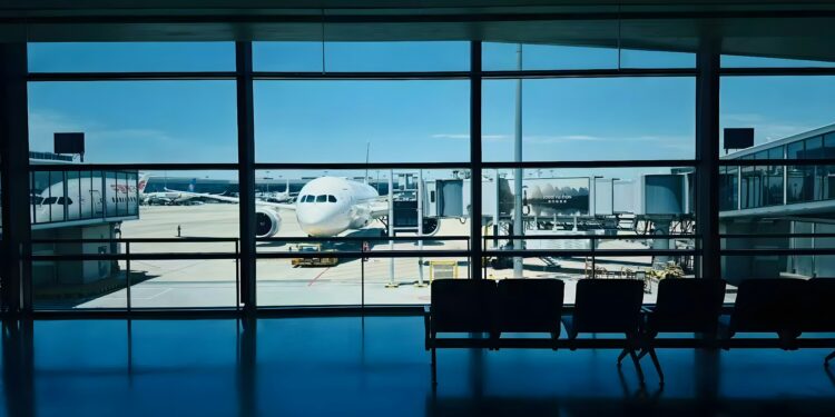 Avião estacionado em terminal de aeroporto, imagem ilustrativa para matéria sobre chegada de turistas internacionais por via aérea