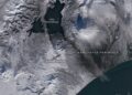 Imagem de satélite mostra o vulcão Krasheninnikov e fluxo de lava na Península de Kamchatka