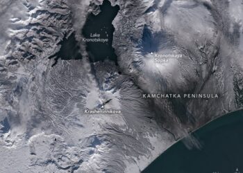 Imagem de satélite mostra o vulcão Krasheninnikov e fluxo de lava na Península de Kamchatka