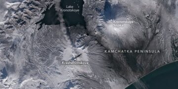 Imagem de satélite mostra o vulcão Krasheninnikov e fluxo de lava na Península de Kamchatka