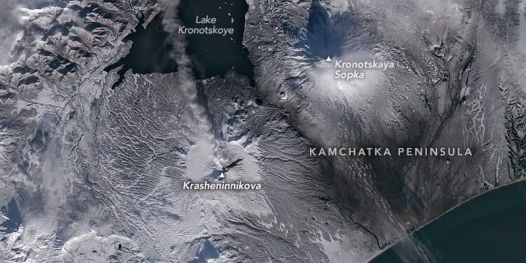 Imagem de satélite mostra o vulcão Krasheninnikov e fluxo de lava na Península de Kamchatka