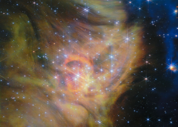 Imagem do telescópio James Webb mostra a região de formação estelar IC 348 com estrelas brilhantes e nuvens coloridas de gás e poeira